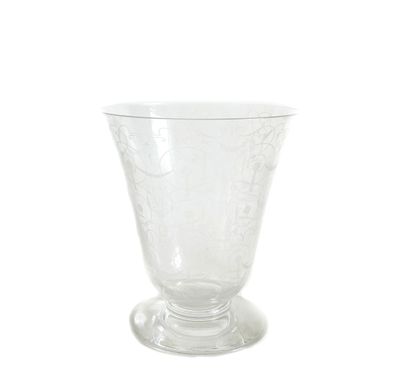un vase en verre transparent orné d'un motif floral