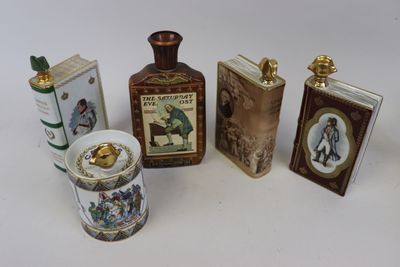 plusieurs types différents de flacons et de récipients de parfum posés sur une surface blanche