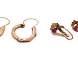 trois paires de boucles d'oreilles créoles en or sur fond blanc