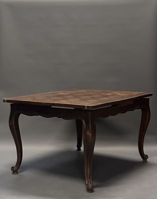 une image représentant une table avec un plateau et des pieds en bois