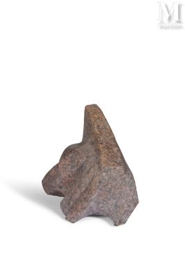 une image représentant un objet en pierre sur fond blanc