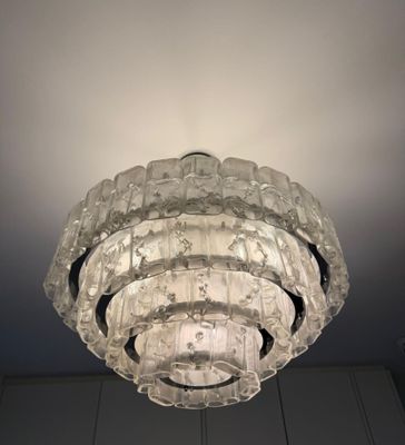 une lampe suspendue au plafond de la pièce