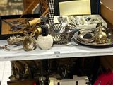 une étagère sur laquelle sont disposés divers articles dans un magasin