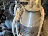 un homme qui se tient à côté d'un réservoir de propane
