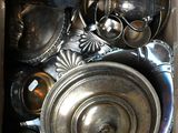 une boîte remplie d'objets métalliques divers