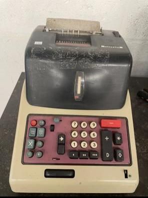 une vieille machine à écrire posée sur une table