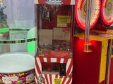 deux machines placées l'une à côté de l'autre dans un magasin