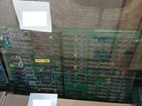 de nombreux composants électroniques exposés dans une vitrine