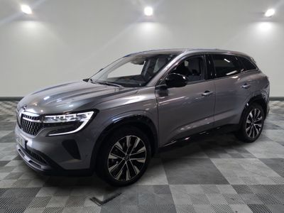 un 4x4 gris garé dans une pièce au sol en damier
