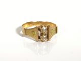 une image d'une bague en or avec un diamant au centre