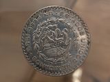 une pièce d'argent exposée dans une vitrine