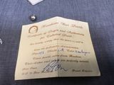 une feuille de papier avec une écriture dessus, posée sur une table