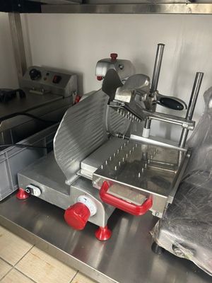 une machine posée sur le comptoir d'une cuisine
