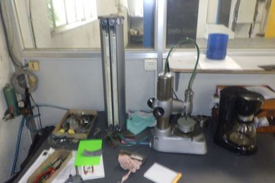 une photo d'un plan de travail de cuisine encombré, sur lequel s'entassent de nombreux objets
