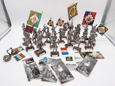un grand nombre de figurines posées sur une table
