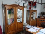 un grand meuble en bois dans le coin d'une pièce