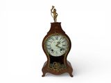 une petite horloge en bois avec des chiffres romains