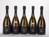 quatre bouteilles de champagne sont alignées