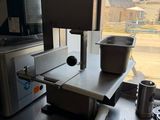 une machine posée sur une table près d'une fenêtre