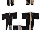 six photographies représentant divers kimonos en noir et blanc accrochés à un mur