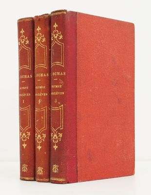 deux livres rouges posés l'un sur l'autre sur une surface blanche