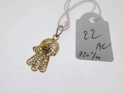 gros plan sur un collier en or portant une étiquette