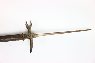 une très vieille épée posée sur une table