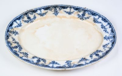 une assiette bleue et blanche posée sur une table blanche