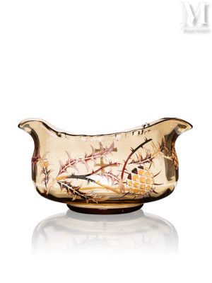 une image représentant un bol en verre orné de fleurs et d'oiseaux