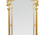 un grand miroir doré avec un cadre décoratif sur fond blanc