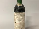 une bouteille de vin posée sur une table