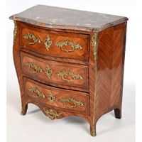 LARDIN. PETITE COMMODE LOUIS XV galbée en façade et sur les … (photo 2)