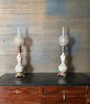 deux lampes posées sur une commode