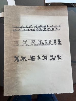 quelqu'un tient un morceau de papier sur lequel sont écrits des caractères chinois