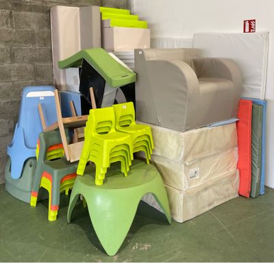 un tas de chaises en plastique et de chaises dans une pièce