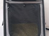 un sac gris et noir posé sur une table