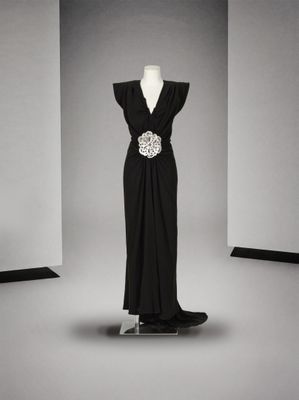 robe de soirée noire portée par un personnage du film
