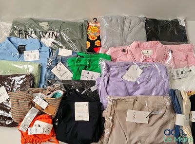 une pile de vêtements sur une table