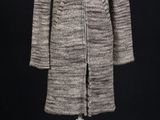 une photo d'un manteau sur un mannequin, sur fond noir