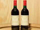 deux bouteilles de vin posées sur un tonneau