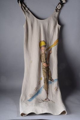 une robe sur laquelle est représenté un homme tenant une batte de baseball