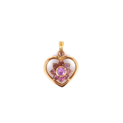un pendentif en forme de cœur en or, orné d'une pierre rose en son centre
