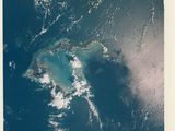 photo prise depuis la Station spatiale internationale, montrant une île au milieu de l'océan