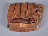 un gant de baseball posé sur une table