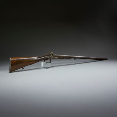 un vieux fusil avec un canon et une crosse en bois