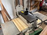 une machine posée sur une table