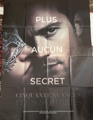 L'affiche du film « Secret » est accrochée au mur.