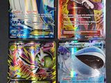 quatre cartes de pokémon différentes sont affichées sur une surface noire