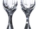 deux verres à vin posés l'un à côté de l'autre sur une table