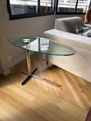 une table en verre avec un plateau en verre dans un salon